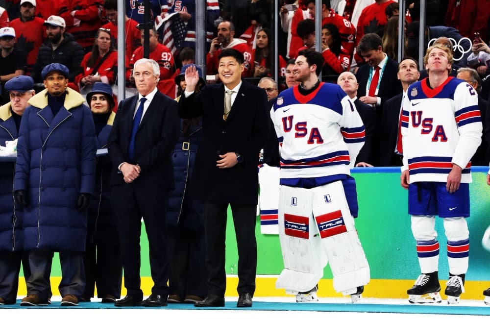 МҮОХ-ны ерөнхийлөгч Б.Баттүшиг олимпын хоккейн аваргуудад шагналыг нь гардууллаа