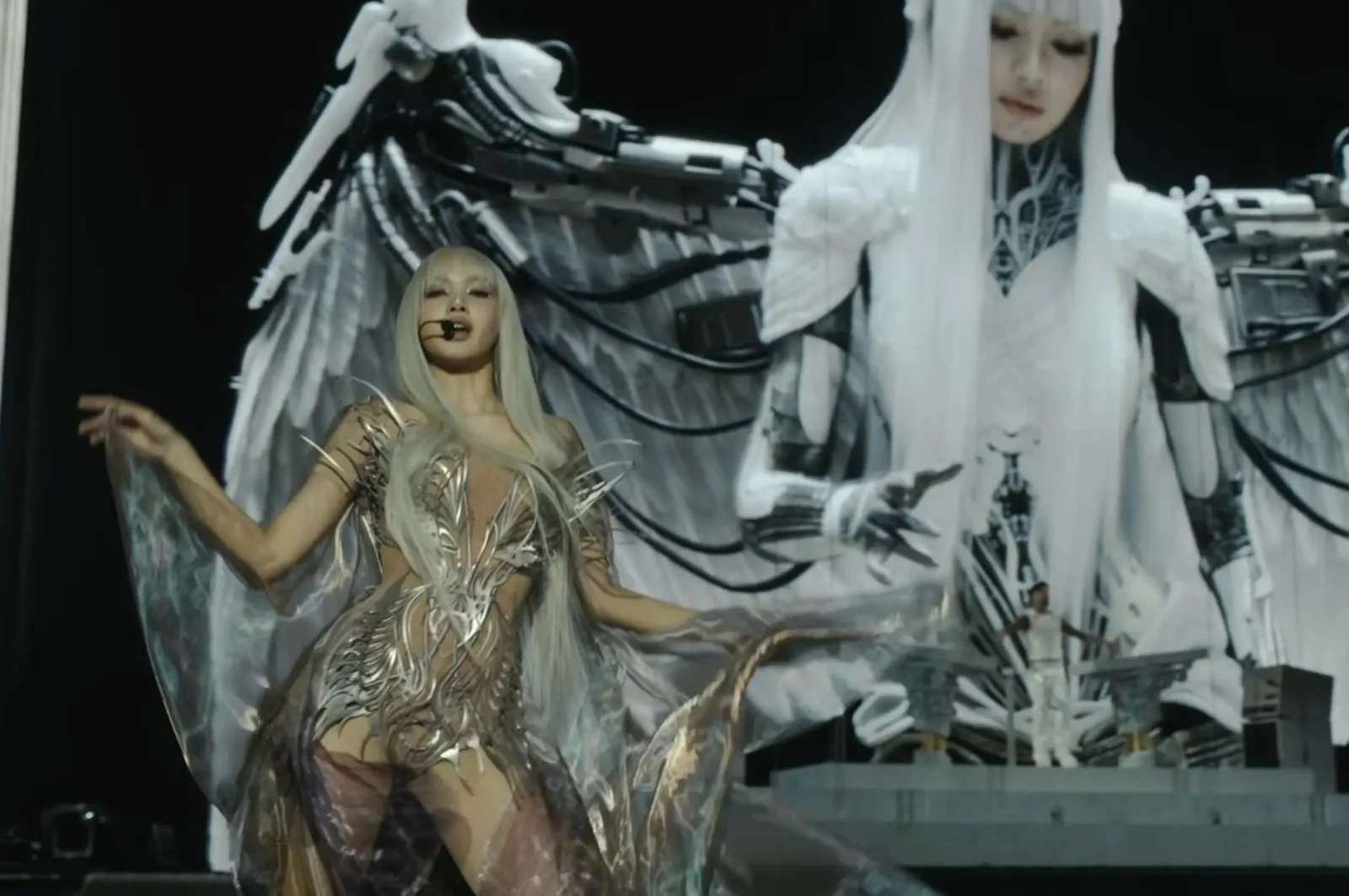 Лиза Coachella-ийн тайзнаас гэнэтийн бэлэг барив